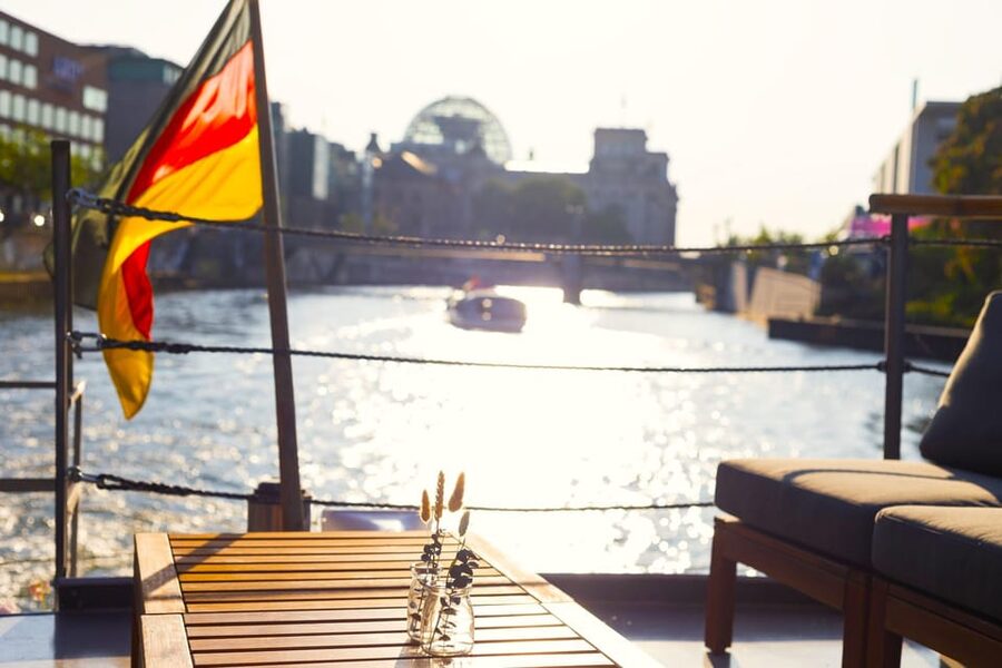 Berlin: Sightseeing Boat Tour on the Spree for Families - The government district and the Bundestag