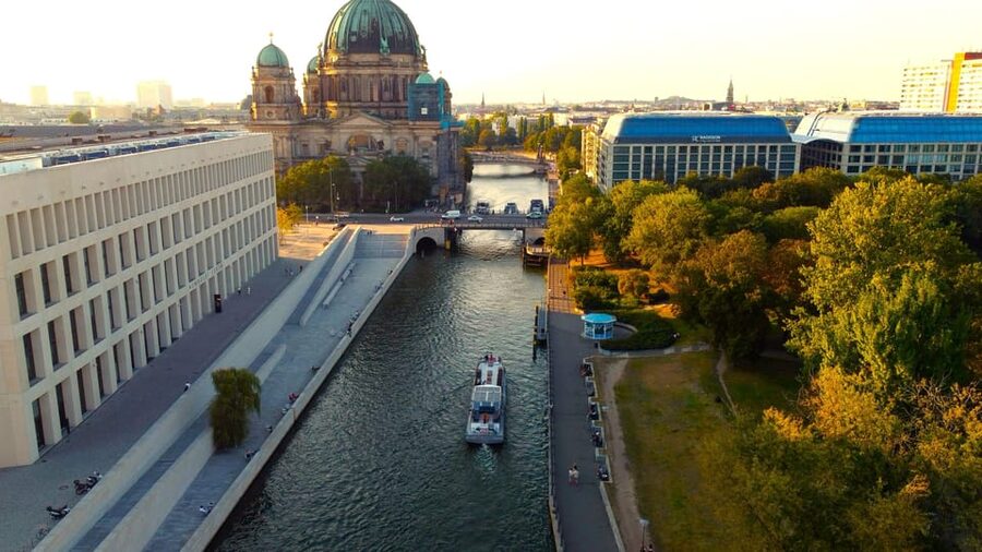 Berlin: Sightseeing Boat Tour on the Spree for Families - Berlin Hauptbahnhof and Futurium
