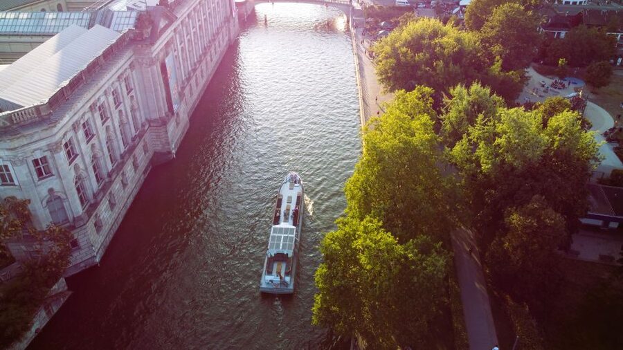 Berlin: Sightseeing Boat Tour on the Spree for Families - Why the lack of commentary matters