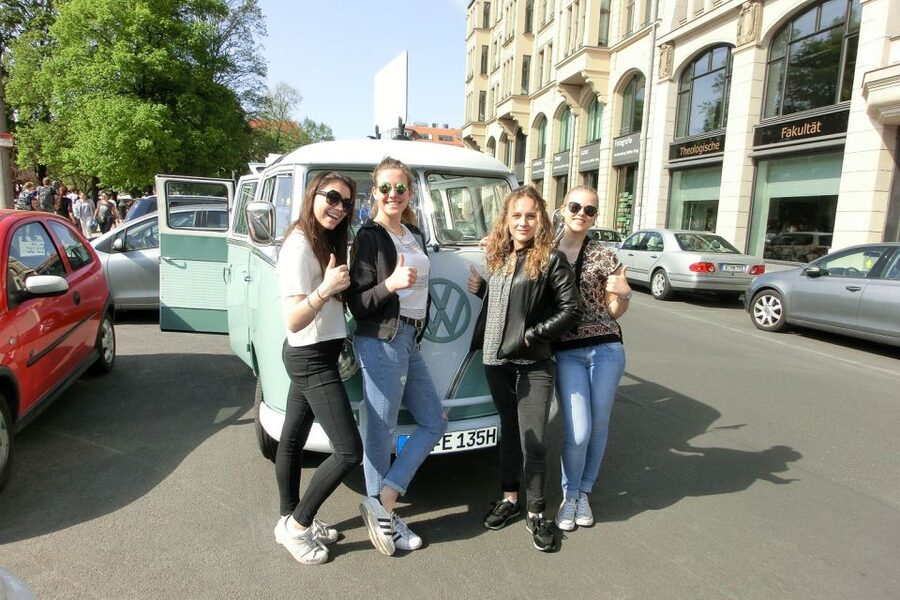 Berlin: Sightseeing Tour in Classic Volkswagen T1 Samba Bus - The guides and the photo booklet
