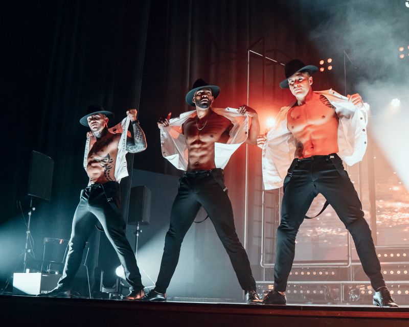 Berlin: SIXX PAXX Theater Show - A two-hour program with several kinds of performance
