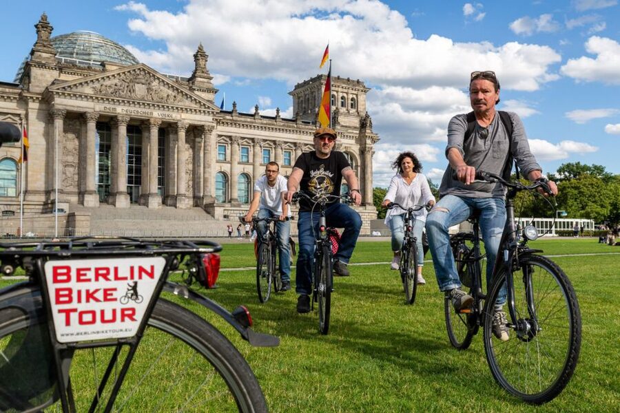 Berlin: Small Group Bike Tour Through City Center - Through Tiergarten to Brandenburg Gate