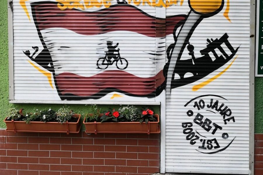 Berlin: Small Group Bike Tour Through City Center - Finishing through Prenzlauer Berg