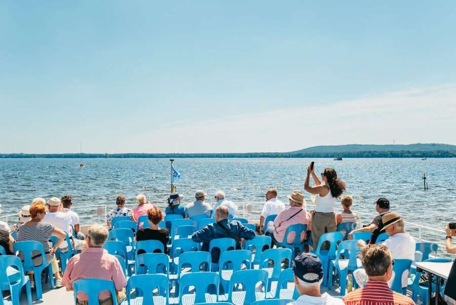 Berlin: Spree Boat Tour to Müggelsee - Seating, food, and the rhythm of the afternoon