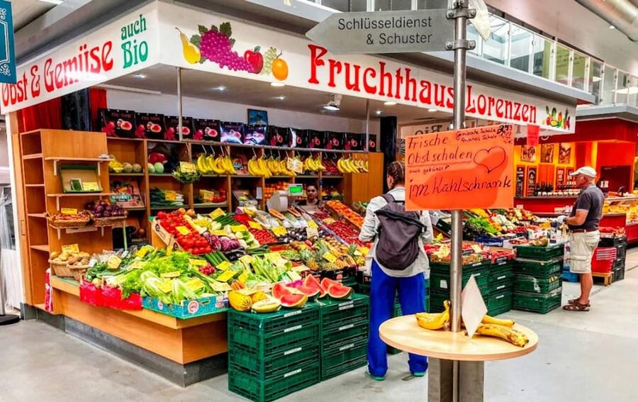 Berlin: Street Food Tour with 10 Tastings - Guide quality and the private-group difference