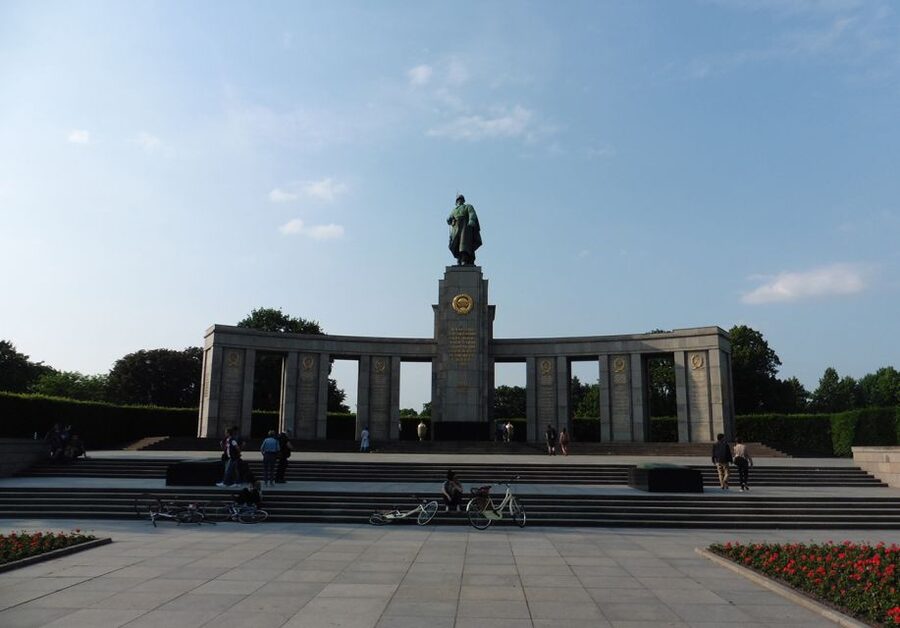 Berlin: The Time of National Socialism Walking Tour - Pariser Platz and Brandenburg Gate: propaganda in plain sight