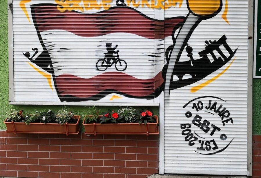 Berlin Wall: Small Group Guided Tour - Starting at Bornholmer Straße, where the Wall first opened