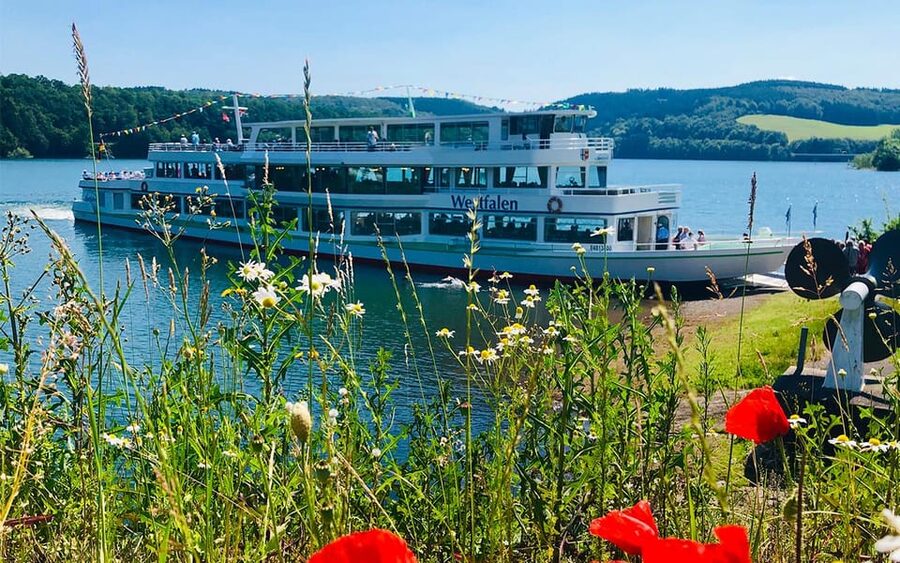 Biggesee: Boat Tour with All-inclusive cake buffet - Three hours across the lake