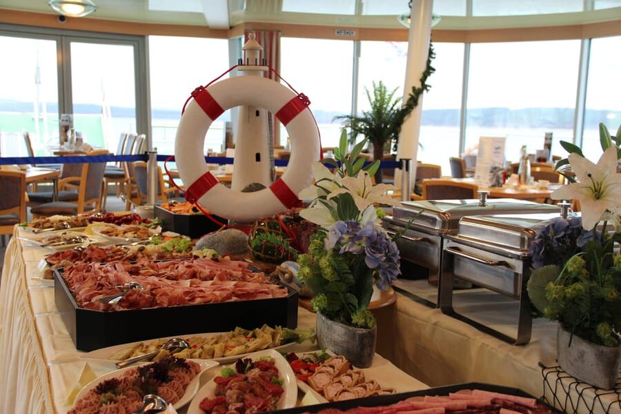 Biggesee: XXL Boat Ride with All-Inclusive Brunch Buffet - How the breakfast and lunch service works