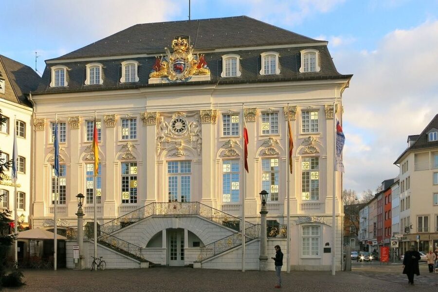 Bonn: Private Guided Walking Tour - Meeting the guide and setting the pace