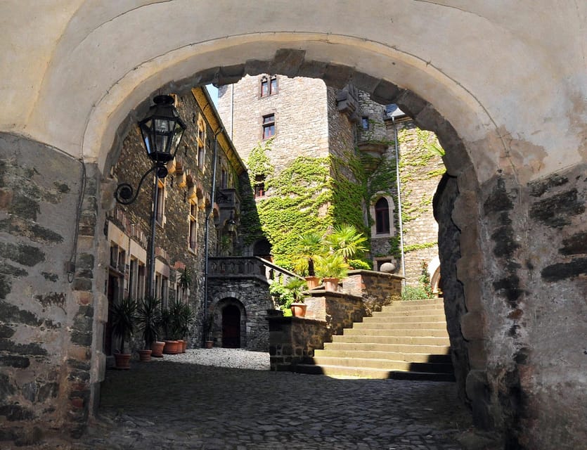 Braunfels: Guided Tour of the Fairytale Castle Braunfels - Starting in the courtyard among towers and roses