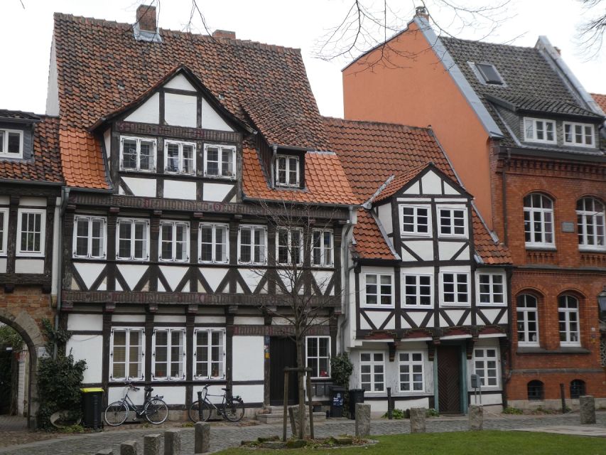 Braunschweig: Private City Walking Tour with Certified Guide - What the guide adds to the route