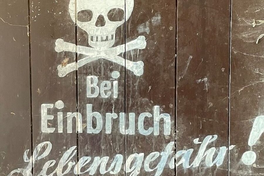 Braunschweig: Private Tour to Ghosts, Witches & Vampires - The cemetery hidden below modern Braunschweig