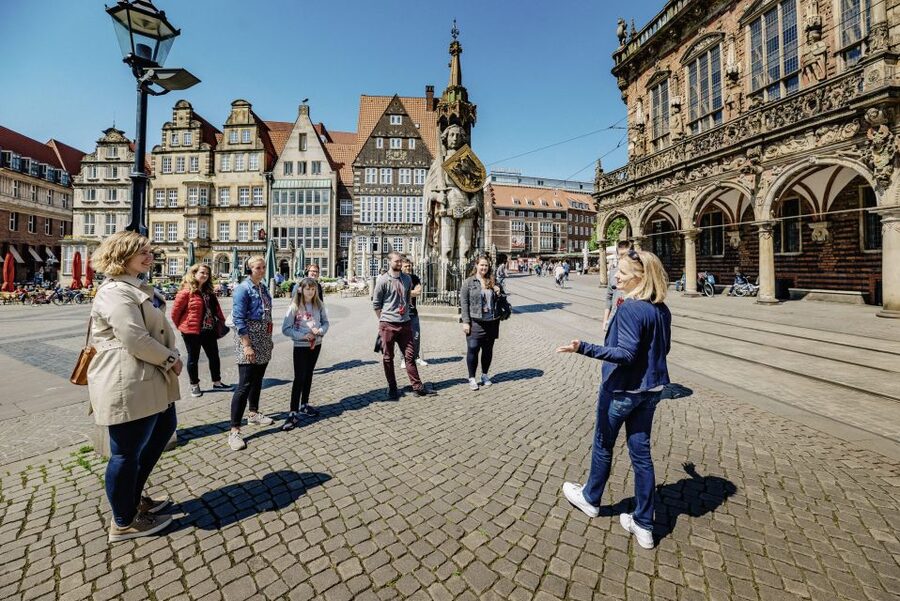Bremen: City Center Guided Walking Tour - Schnoor quarter: narrow lanes and former working lives