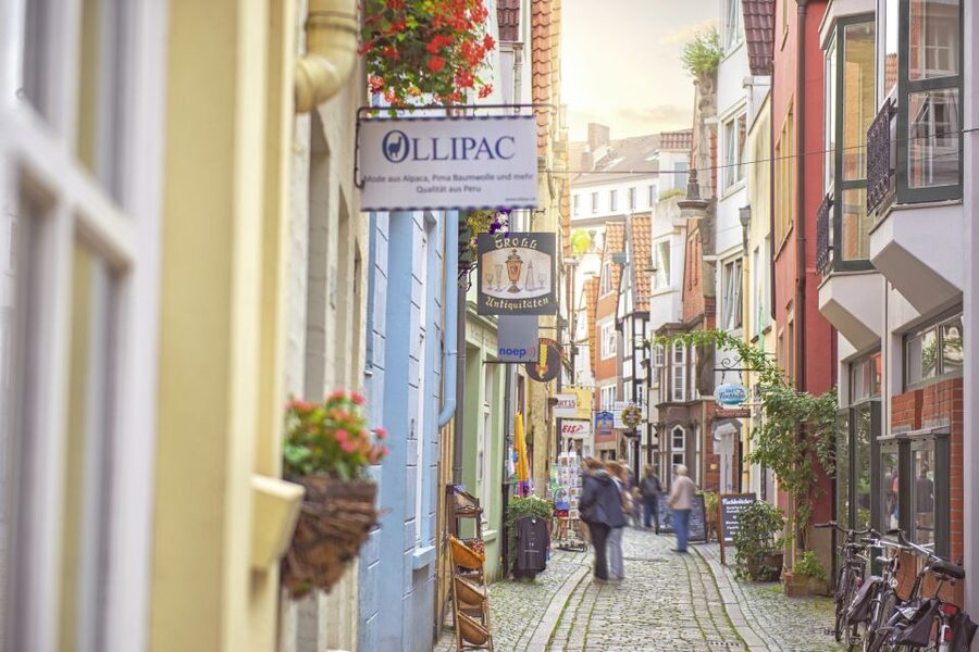 Bremen: City Center Guided Walking Tour - The guide’s role: stories, humor, and local character