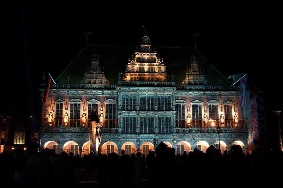 Bremen: Night Watchman Guided Tour for Children (in German) - Bremen’s market square after sunset