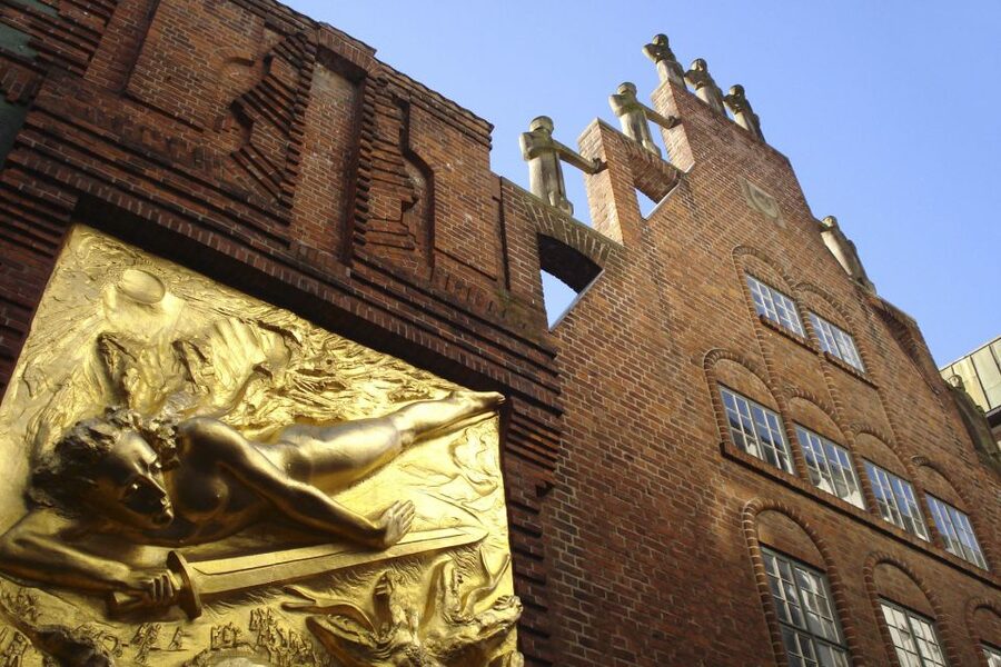 Bremen: Old Town Tour with Costumed Performer & Tour Guide - Bremen’s Old Town as a Stage