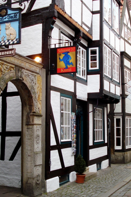 Bremen: Old Town Tour with Costumed Performer & Tour Guide - Böttcherstraße and Bremen’s Secret Side