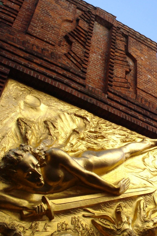 Bremen: Old Town Tour with Costumed Performer & Tour Guide - Schnoor’s Smaller Streets and Eccentric Characters