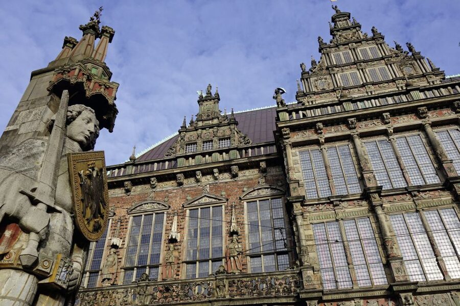 Bremen: Public Tour of the Town Hall in English - Meeting the guide beside the mounted knight