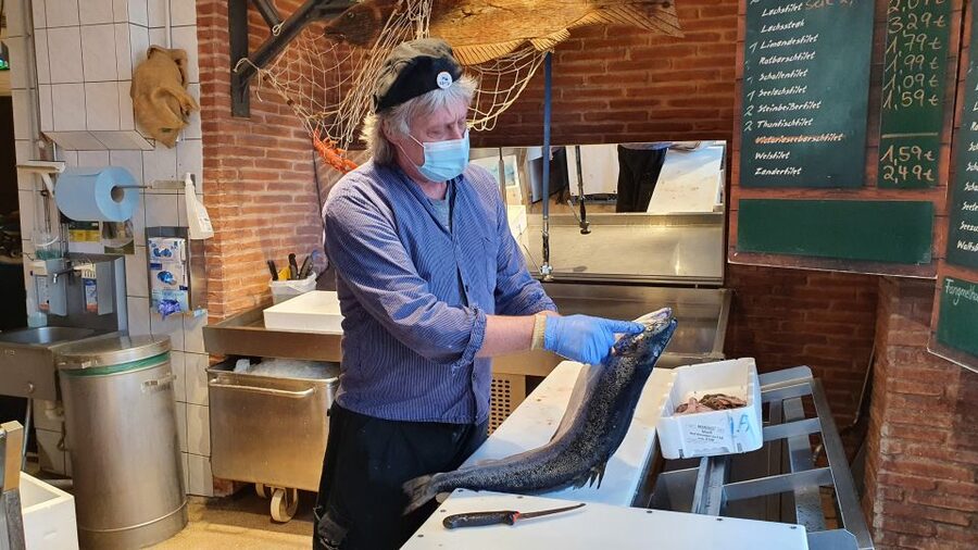 Bremerhaven: Fish Bite Guided Walking Tour - Räucherhütte Hartmann shows why smoked fish matters
