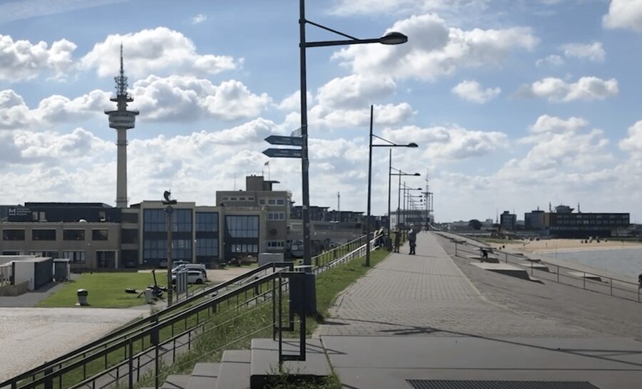Bremerhaven: Sailor's yarn, legends and sea walking tour - From insurance fraud to unsolved London murders