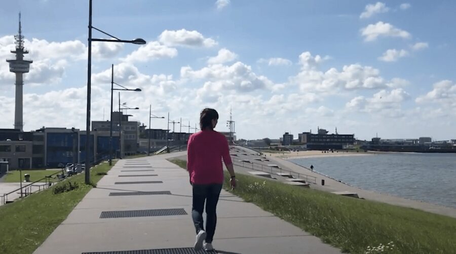 Bremerhaven: Sailor's yarn, legends and sea walking tour - Starting with a welcome drink and a German guide