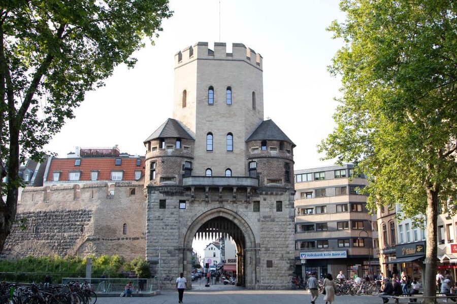 Büdchentour in der Kölner Südstadt - Shops, outdoor restaurants, and trendy bars