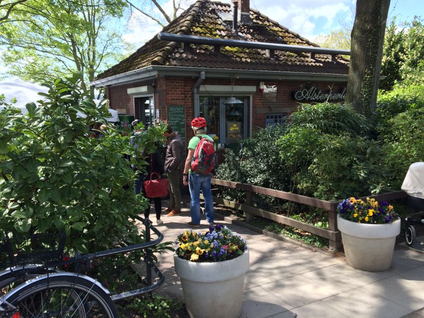 Celebs, Waterfronts and Nature Cycle Tour - Stadtpark and the Stadtparksee