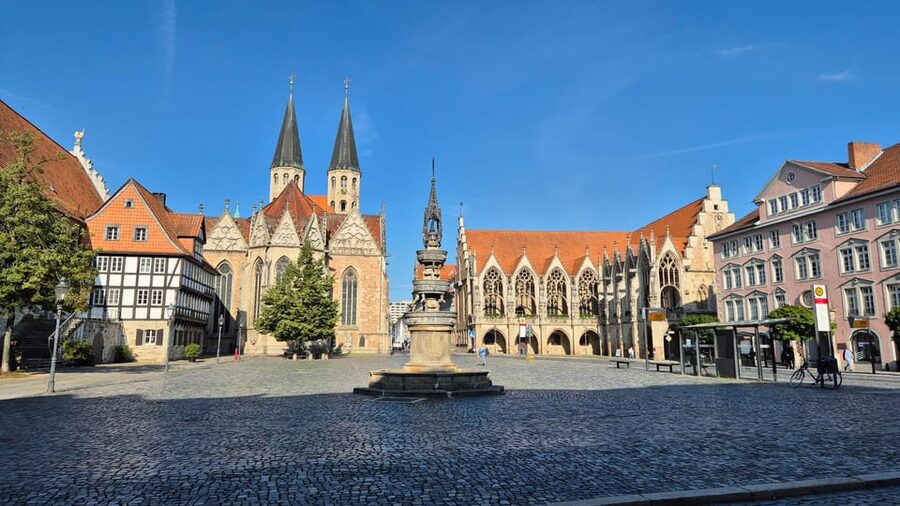 City tour Braunschweig: diverse and full of surprises. - Burgplatz and the Lion of Braunschweig