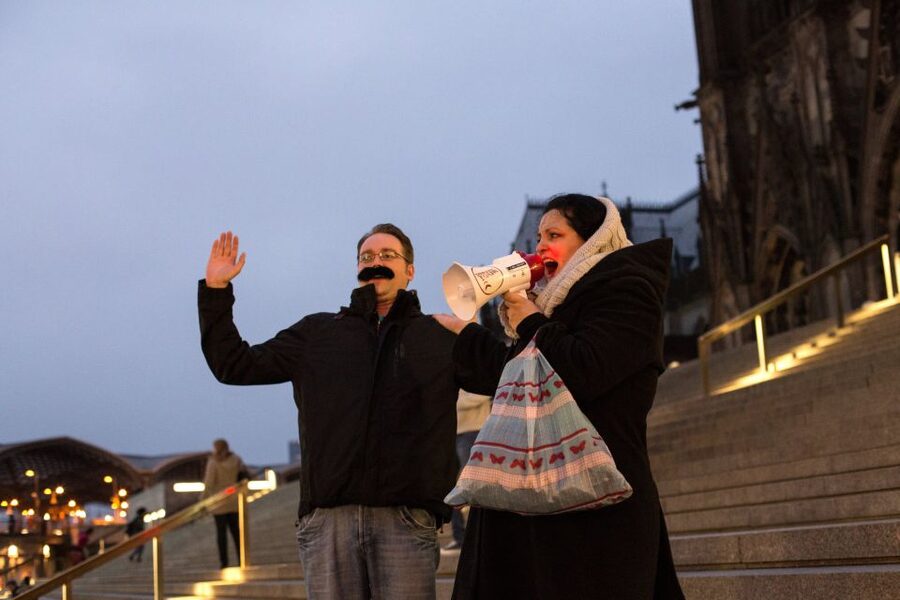 Cologne: 1.5-Hour Comedy Bus Tour - When the comedy works best