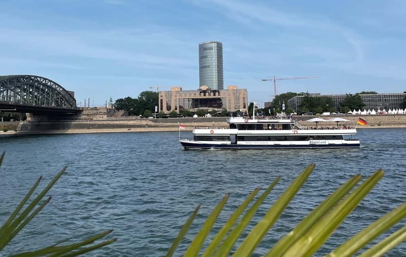 Cologne: 1-hour Rhine Cruise in Cologne - Picking a seat for photographs or comfort
