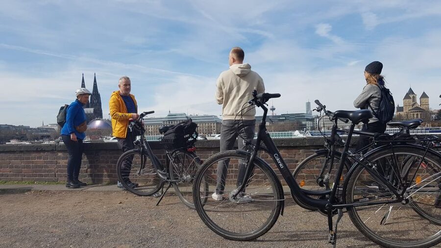 Cologne: 3-Hour Guided Bike Tour - A green break at Rheinpark
