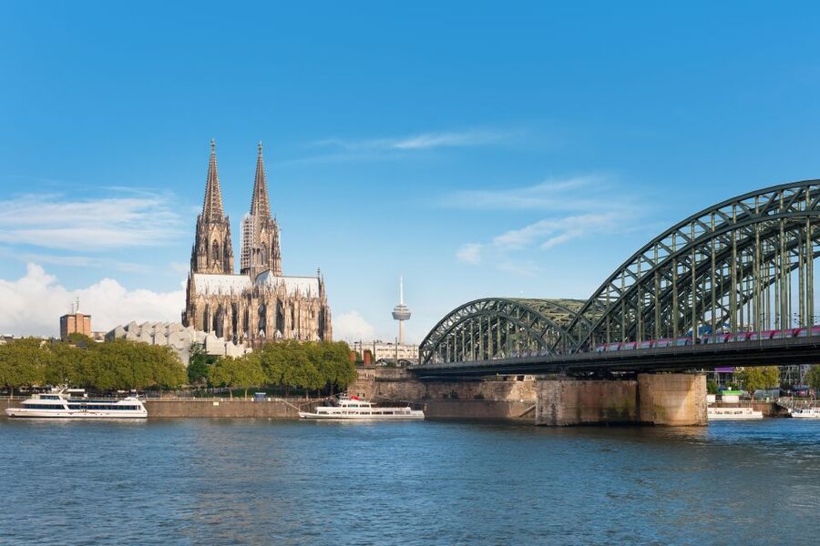 Cologne Cathedral and Old Town Tour with 1 Kölsch - Following the Roman edge of the city