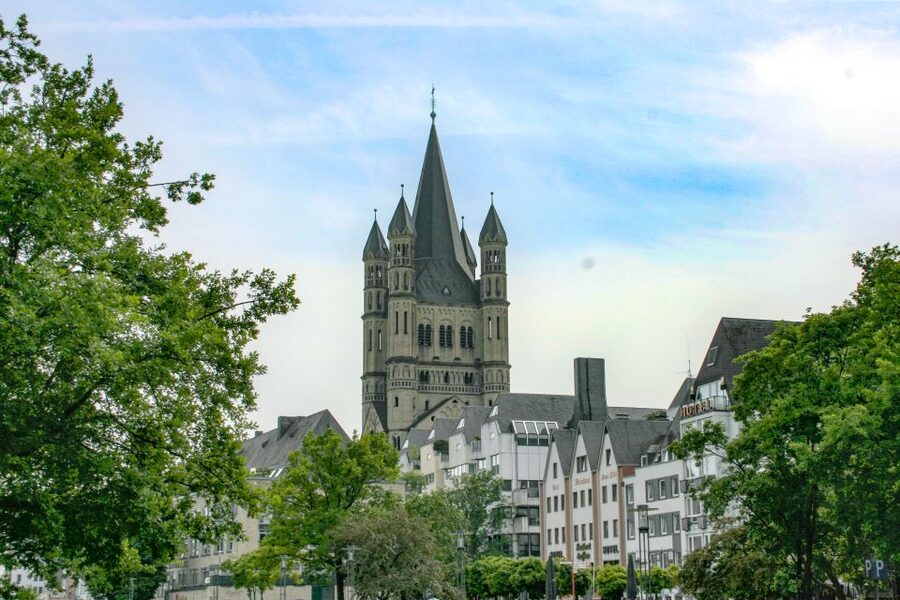 Cologne: City Highlights with Local Guide - Arriving at Cologne Cathedral with the right context