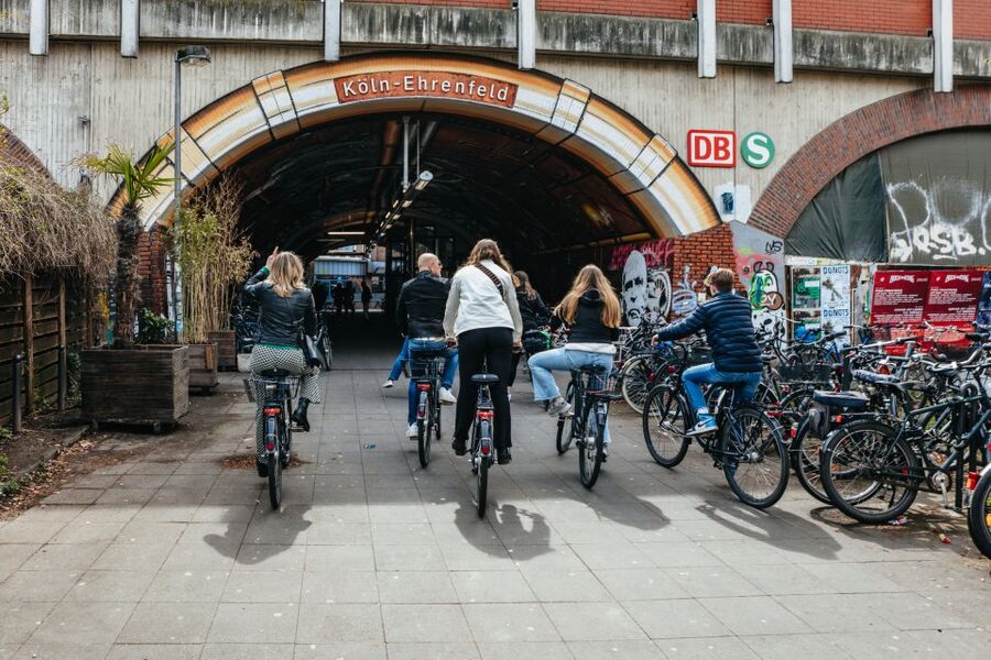 Cologne: Ehrenfeld Street Art Bike Tour - Aachener Weiher and the ride west