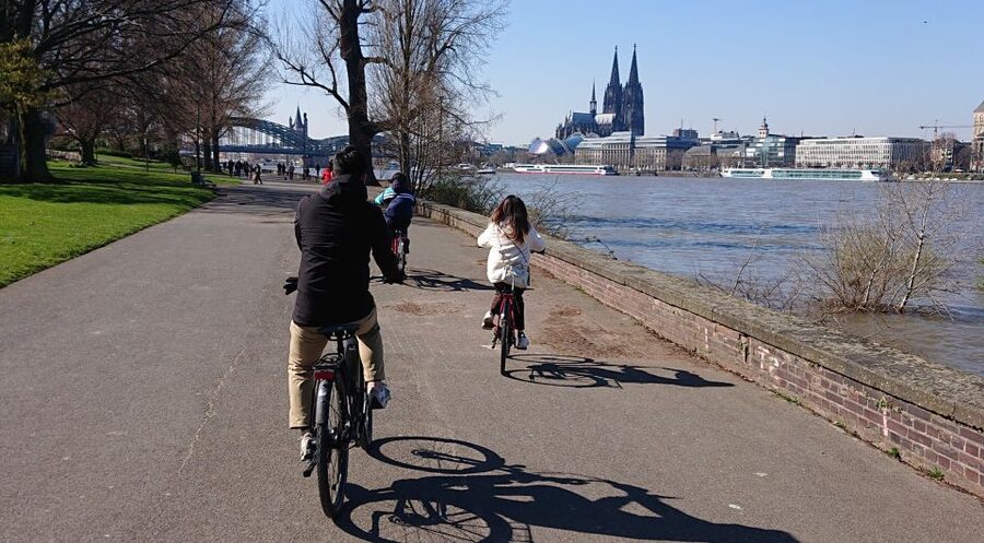 Cologne: Guided E-Bike Panorama Tour - Rhineauhafen: old river city, new Cologne
