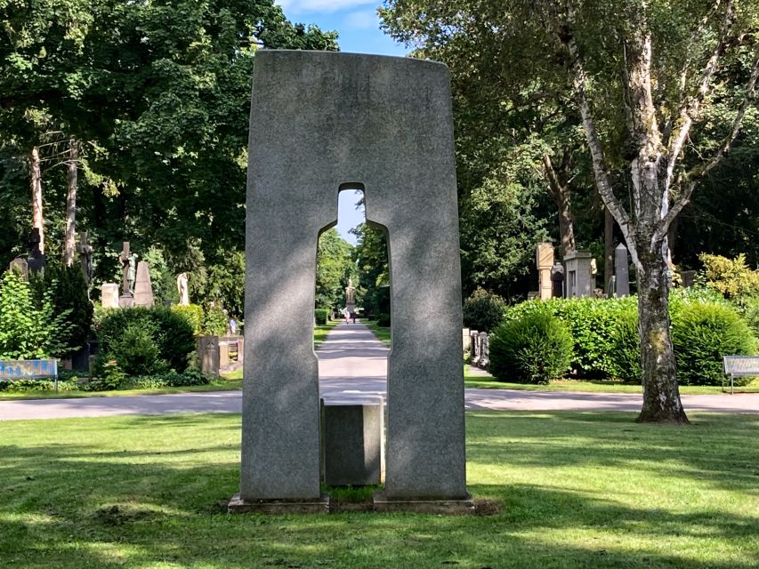 Cologne: Guided Tour of Melatenfriedhof - Chapels, ivy, and the visual side of the tour