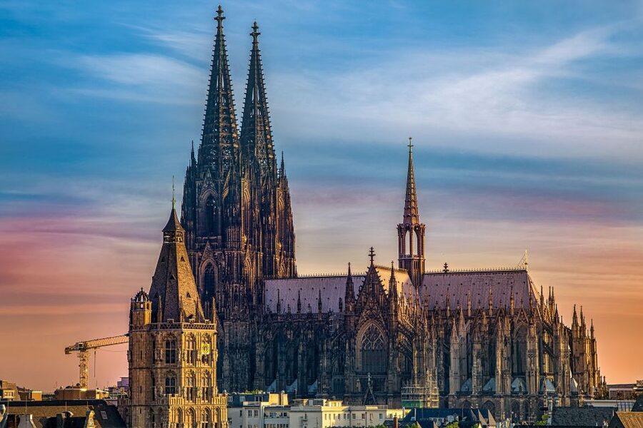 Cologne: Old Town Highlights Walking Tour - Following the river to Great St. Martin Church