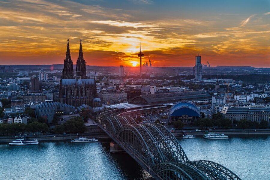 Cologne: Old Town Highlights Walking Tour - Ancient lanes, old markets, and the Historic Town Hall