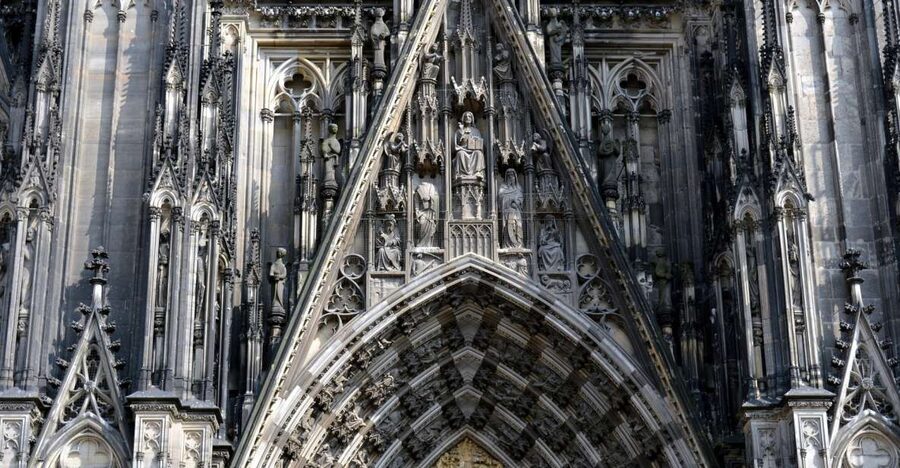 Cologne: Old Town Historical Walking Tour with GEO Epoche - Schmitzsäule and the small details