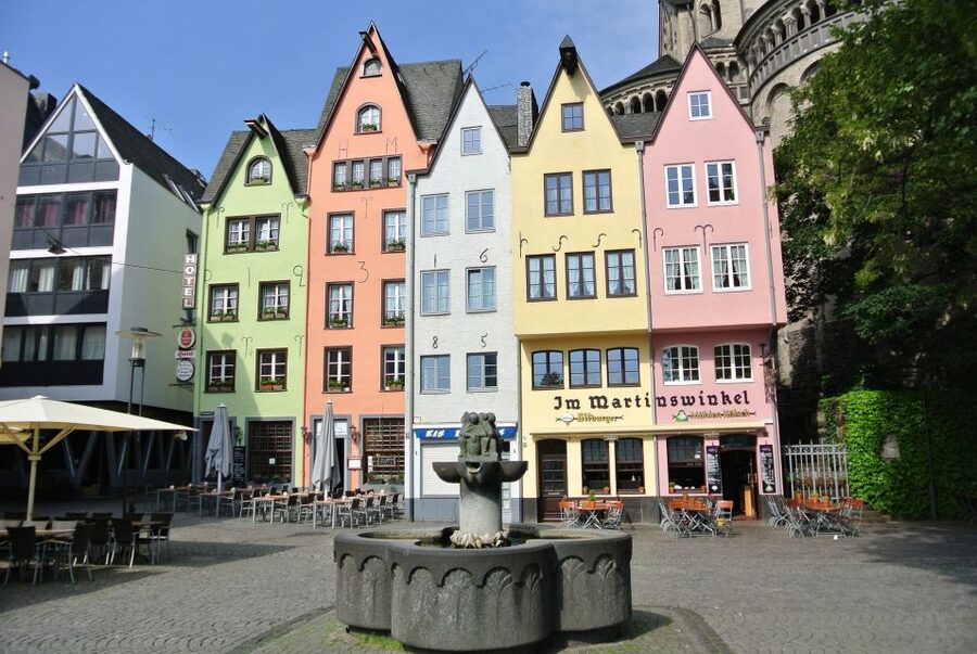 Cologne: Old Town Historical Walking Tour with GEO Epoche - What the two-hour pace feels like