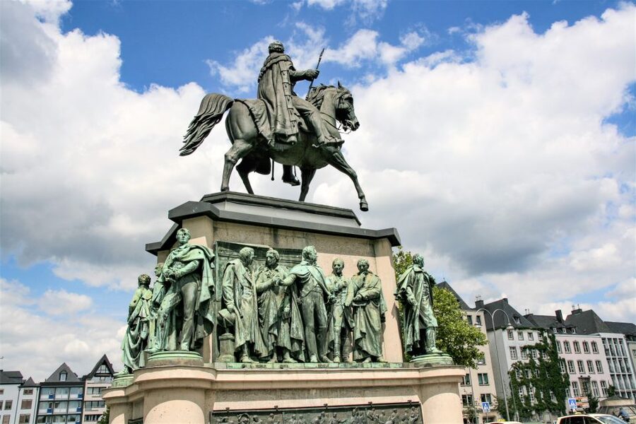 Cologne: Old Town Walking Tour with 1 Brewery Visit & 1 Beer - What the two-hour format gives you