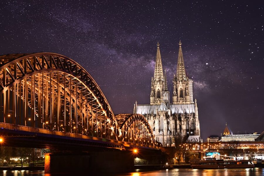Cologne: Rhine River Winter Cruise with Festive Music - What you see along the 90-minute route