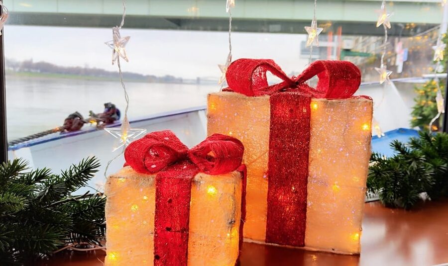 Cologne: Rhine River Winter Cruise with Festive Music - Food, Glühwein, and table service