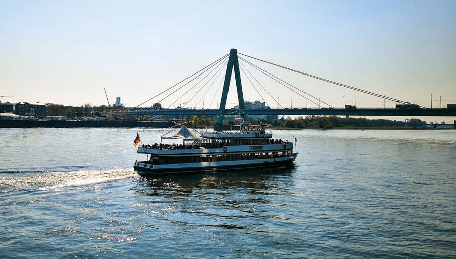 Cologne: Top Sights Rhine River Cruise - Skyline Tour - Seeing Cologne from the Rhine instead of the pavement