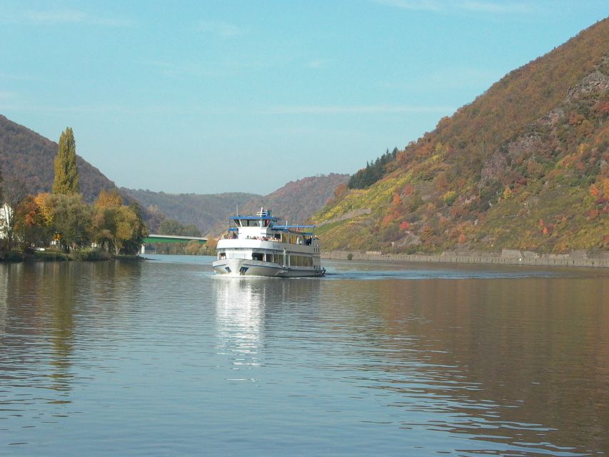 Cruise to the fireworks of Winninger vinefestival - Passing through Lehmen Lock