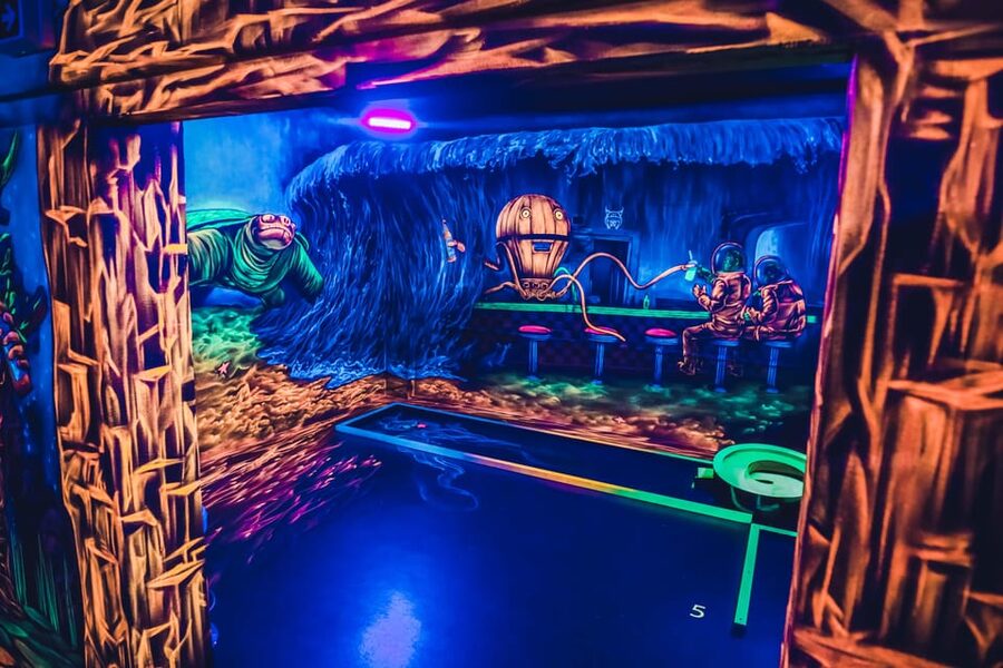 Dresden: 3D black light minigolf in the Barock Eventpark - The main strengths and the fair criticisms