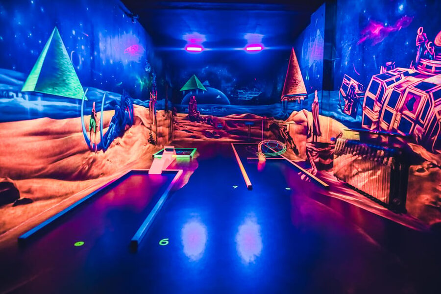 Dresden: 3D black light minigolf in the Barock Eventpark - How the 60 to 90 minutes unfold