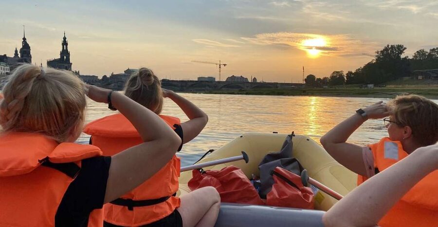 Dresden: Bootstour mit dem Schlauchboot Loschwitz - Radebeul - Passing beneath the Loschwitz Bridge